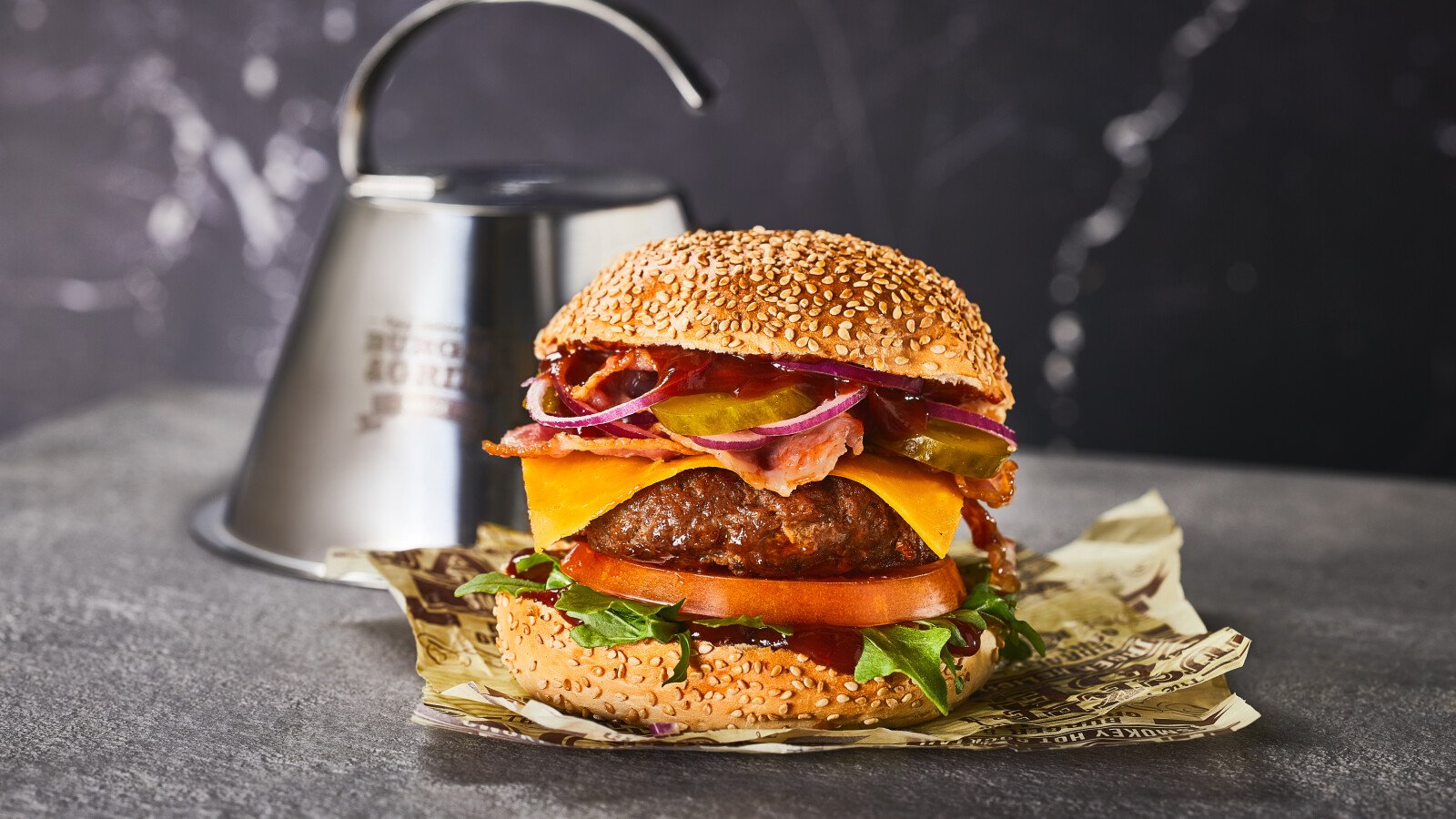 Kiezen Uitwerpselen Materialisme Hamburger met barbecuesaus en bacon | Recept | Remia Sauzen
