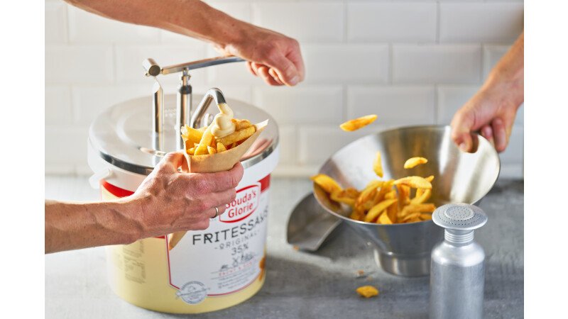 Gouda's Glorie emmer 10L, dispenser, puntzak, frites met fritessaus